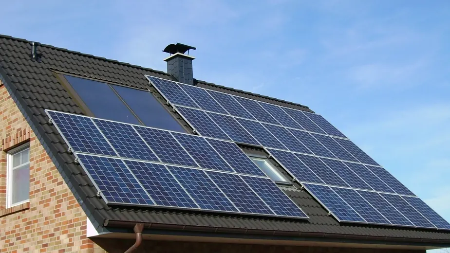 Tejado con paneles solares bajo el cielo azul