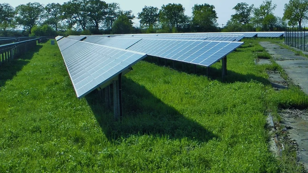 Paneles solares sobre césped verde