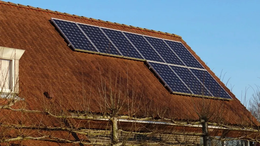 Paneles solares instalados sobre un tejado de teja
